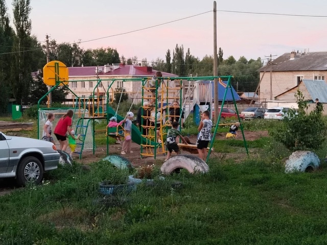 Детскую площадку установили во дворе многоквартирного дома в селе Старобурново