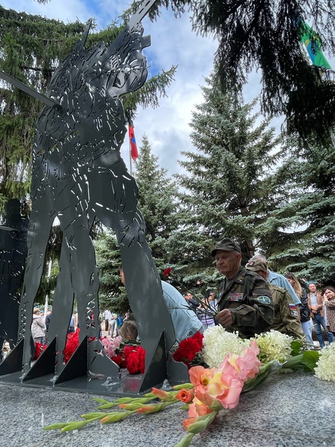 Моменты с торжественного открытия памятника солдатам ВДВ и возложение цветов