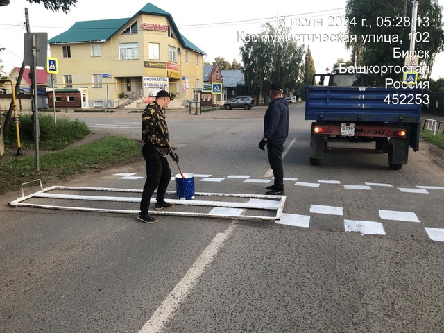 Сотрудники Управления благоустройства вблизи школ и детских садов наносят предупреждающую разметку