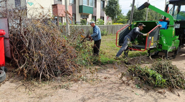 Сотрудники Управления благоустройства города Бирска продолжают вывоз мусора и дробление веток